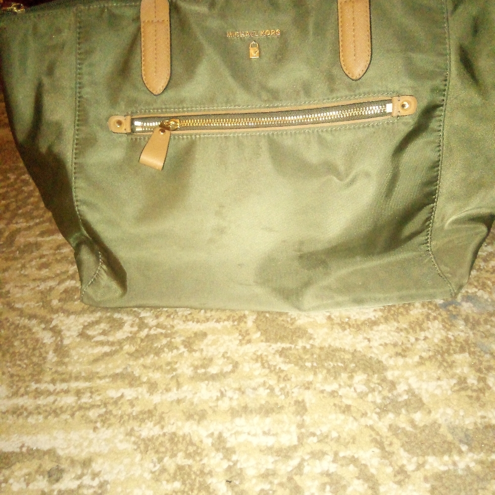 Michael kors army green nylon tote used a 5 day vacation as beach bag smokfree